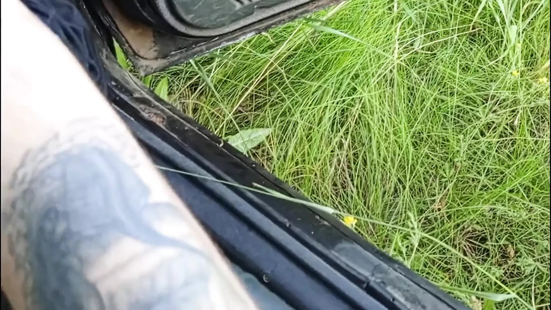 U autu na parkingu, komšija drka moj kurac