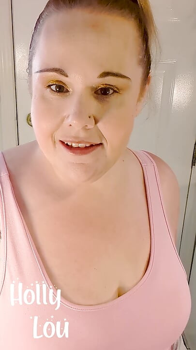 Přítel vaší ženy vás přistihne, jak se oblékáte jako sissy!