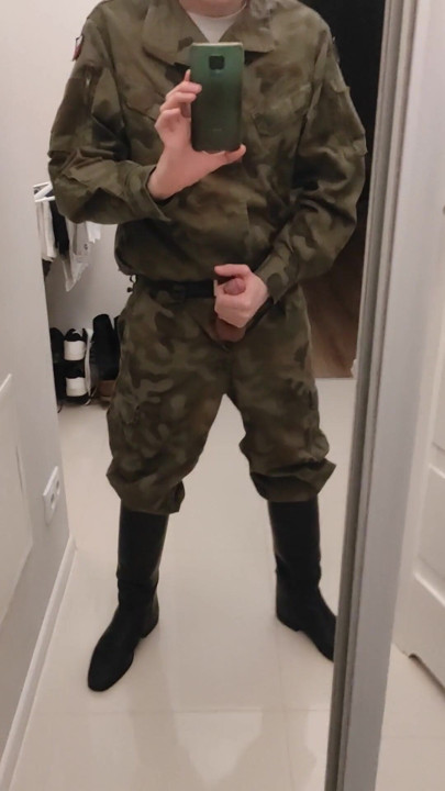 Soldado gay se masturba em oficiais militares 4 | Clipe 2