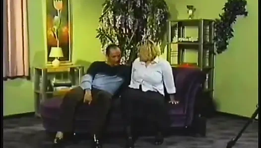 Vibratörle oynamayı seven bu seksi iri güzel kadın için sert anal sikiş