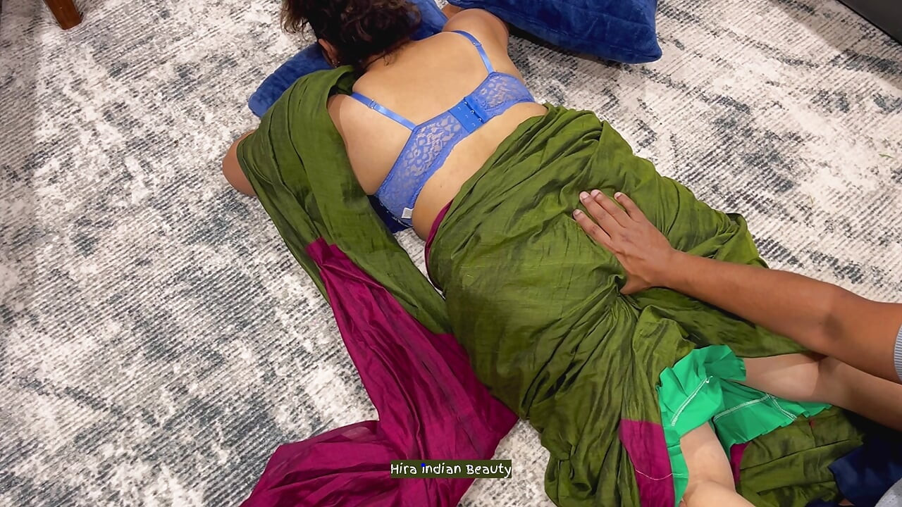 Sexo en sari: cuñado follando culona bhabhi después de dar masaje - sexo misionero y fuertes gemidos