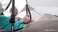 Un couple de randonneurs coquin surpris en train de baiser dans les pieds de la tente depuis le sentier Aliceweaver