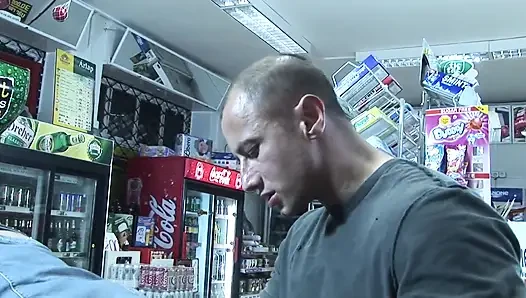 Versautes schätzchen wird mitten in einem supermarkt gefickt