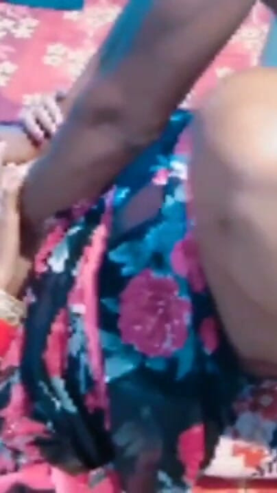 Tante seksi india dengan kain sree merah dientot di satu tempat pemutar audio bahasa india | Klip 1