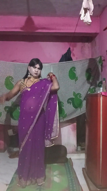 Nezaboravan trenutak iz "Madhuri Bhabhi Crasdreshing Apni Gand Ma Brinjal Dala"