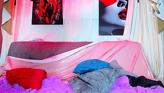 Busige Lesben in 69: Muschi lecken und gleichzeitig große Brüste streicheln