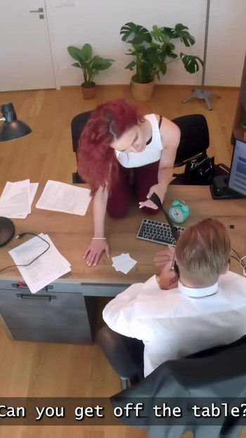 Must-see okamžik z "LOAN4K. Sexy obchodní dohoda mezi žhavou a fit zrzkou a manažerem půjčky"