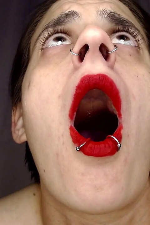 Blow up doll, roter lippenstift
