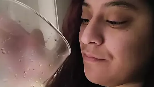 拉丁女郎在玻璃杯里撒尿并吞精