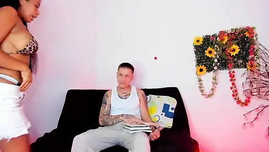 Я привожу домой потерявшуюся молодую женщину, и она платит мне за то, что она остаётся со своим телом.