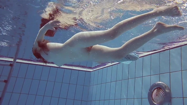 Sexy Libuse underwater in the pool