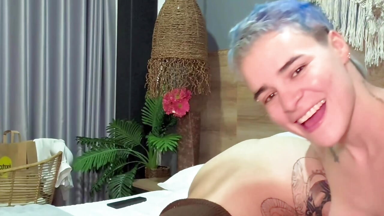 RUBBING PUSSY WITH MY GIRLFRIEND UNTIL WE CUM
