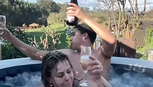 Seks di luar ruangan sama tante seksi rambut pirang di bak mandi air panas - jacuzzi