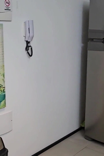 Agatha Breasts - Un demi-frère arrive à la maison avant que son demi-frère et sa belle-sœur lui offrent le dîner