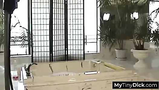 Düzgün vücutlu bir tanrıça mütevazı vücuduyla oynuyor