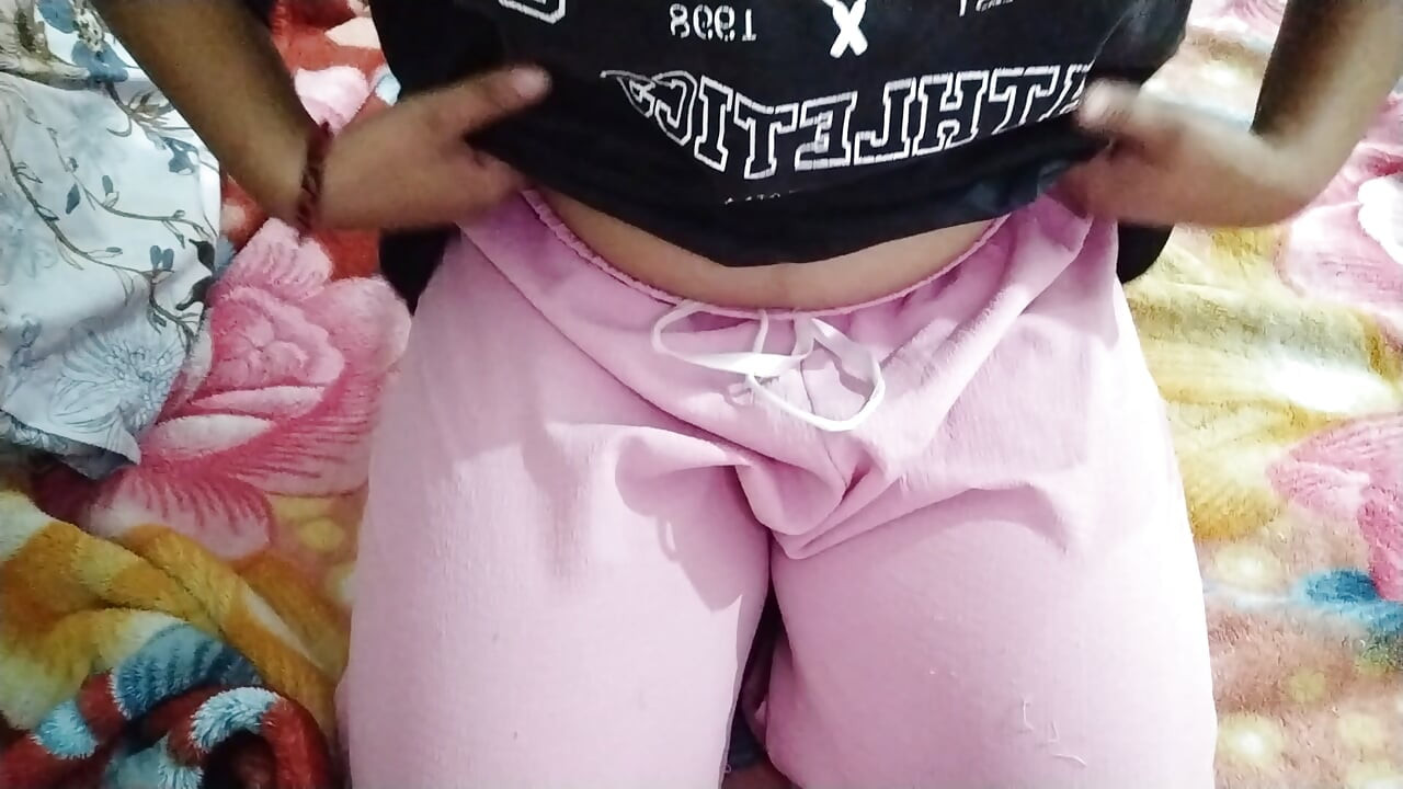Sinsjonnygirl παίζει στο κρεβάτι με τα βυζιά της