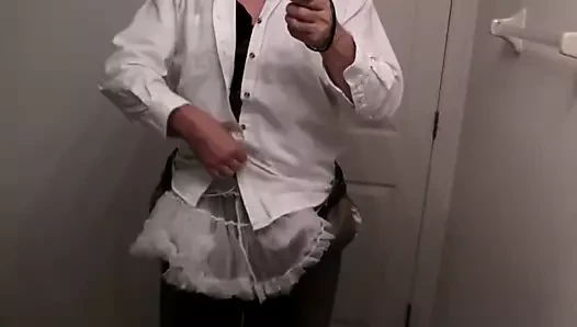 Çalışmak için bebek bezi giyen korkak crossdresser