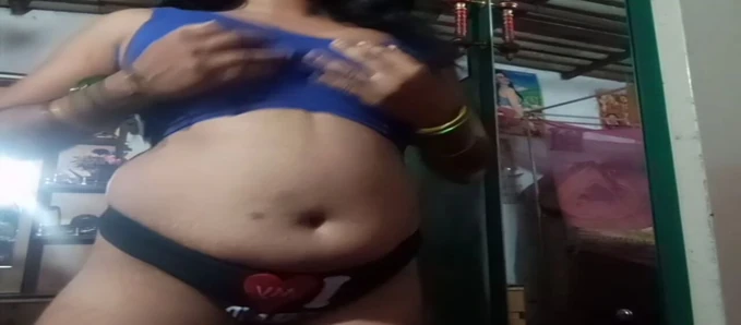 Desi hot bhabhi ki jawani chadhane par apne khud khud se doodh se doodh nikal kar chuta me fat dildo mein chuta kar kar sant ho gaya after attaining orgasm
