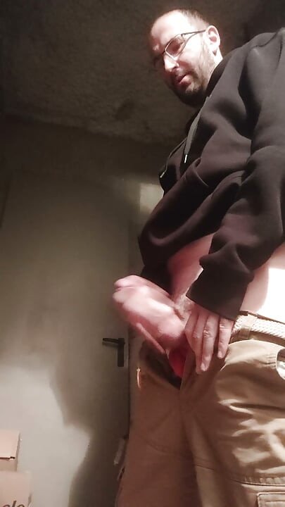 Honění v suterénu domu