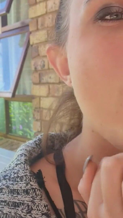 التقاط أنفي ونفخه ووضع الرقصات في فمي لأكلهم. | مقطع 2