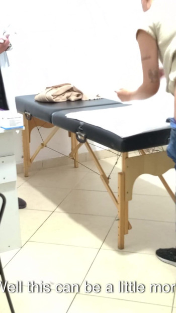 Moment puternic de la "Ginecologul face examen rectal cu degetele în cur."