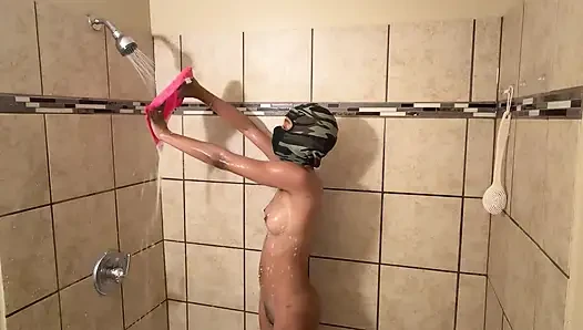 Duş zamanı canlı yayında ateşli vücudumu gösteriyor!