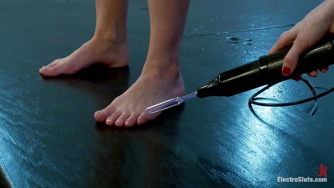 Blondine auf blondes elektrisches Spiel! Anikka ist nur ein Spielzeug zum spielen