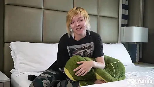 Alexa Crush, Pakar Ngentot Bantal