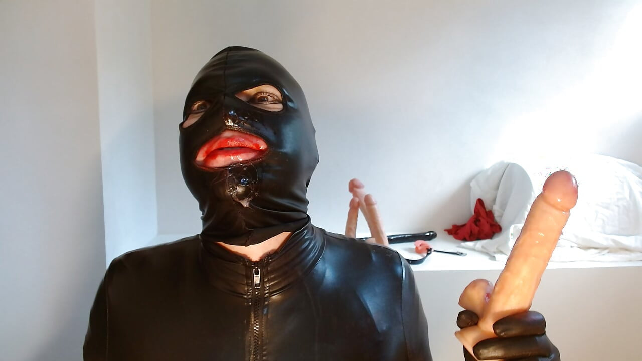 Kurva ovisna o kurcu Vanessa Ferret ne može se suzdržati i nemarno puši ogromni dildo