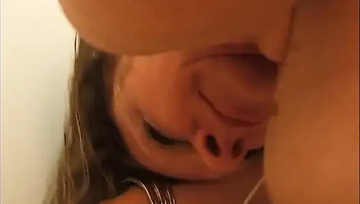 Olgun sarışın orta yaşlı seksi kadın vahşi çamaşır odasında sikiliyor