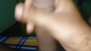Un adolescent bangladais seul à la maison fait un branlette avec une bite noire