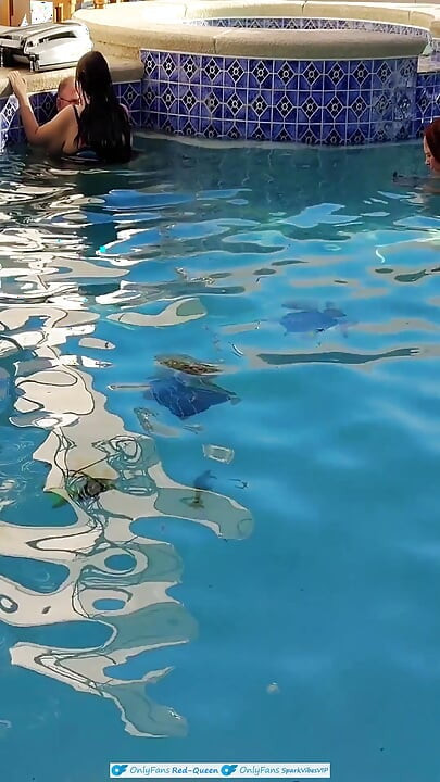 Vedere la persoana 1 - încornorat mare și țâțoasă îmi fute soțul în piscină în aer liber în timp ce filmez underwater