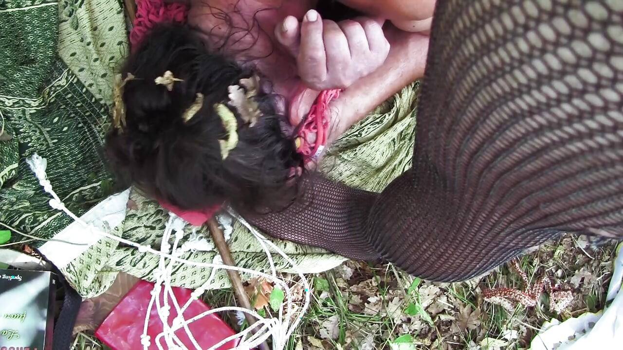 Sadis muda mencambuk babi tua yang diikat di hutan