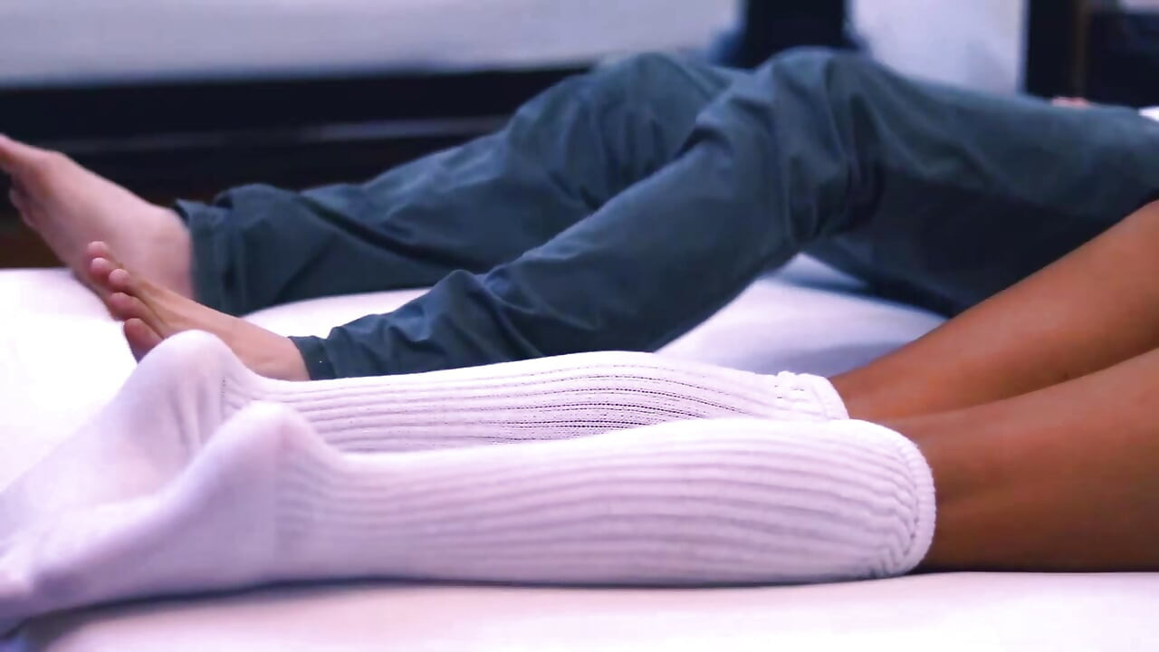 家族の友人と息子の友人は、両親が休暇で町を離れている間、彼の部屋でセックスしています