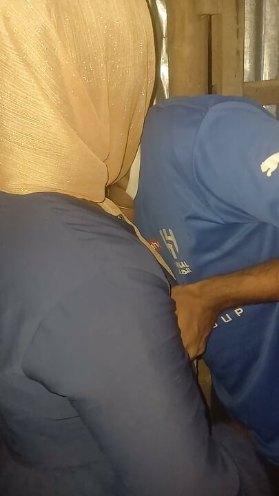 Entrei no quarto da esposa de outro homem e a beijei levemente.