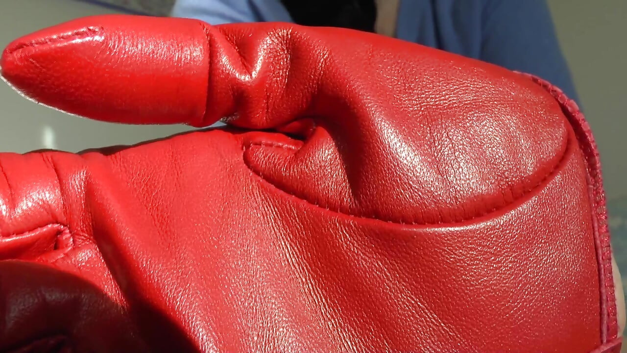 Danas je tvoj dan za spermu! Njuškanje crvenih kožnih rukavica, Lady Victoria Valente