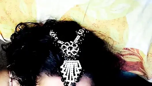 Ateşli Hintli kız komşu oğlanla sikişiyor