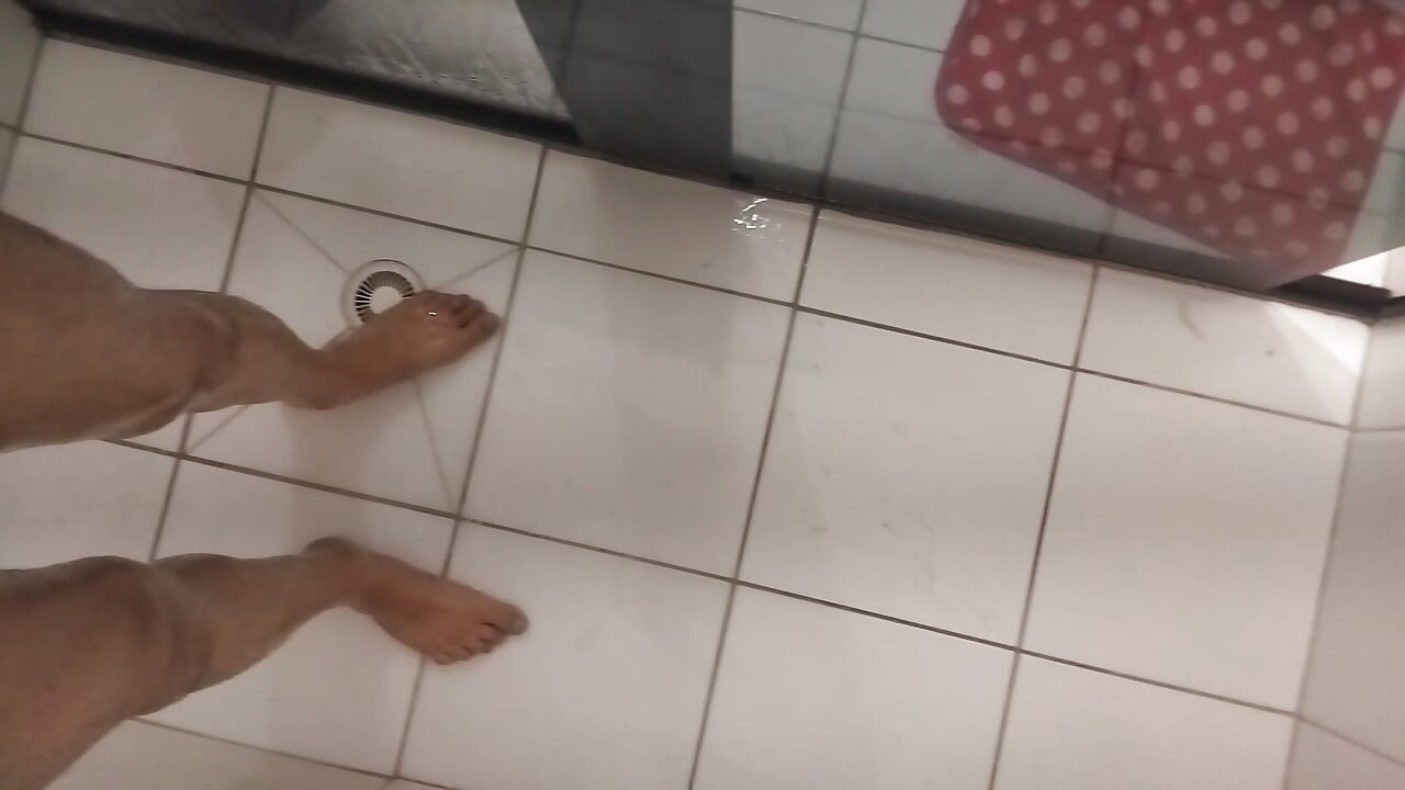 Une douche sensuelle taquine une grosse bite bien dure en se tapant et en se caressant