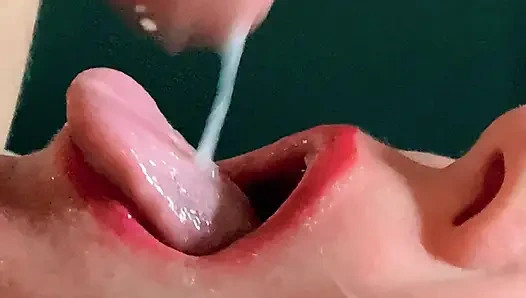 Sünneti: Büyük miktarda spermden öğürüyor, boğazından aşağı iniyor yakın çekim