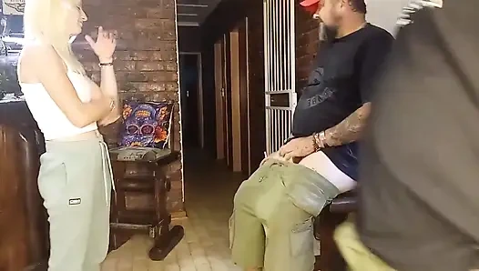 Двое пожилых мужчин заполняют все мои дырки