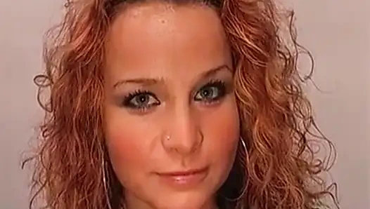 Рыжая шлюшка Трахает 30 см дилдо в киске