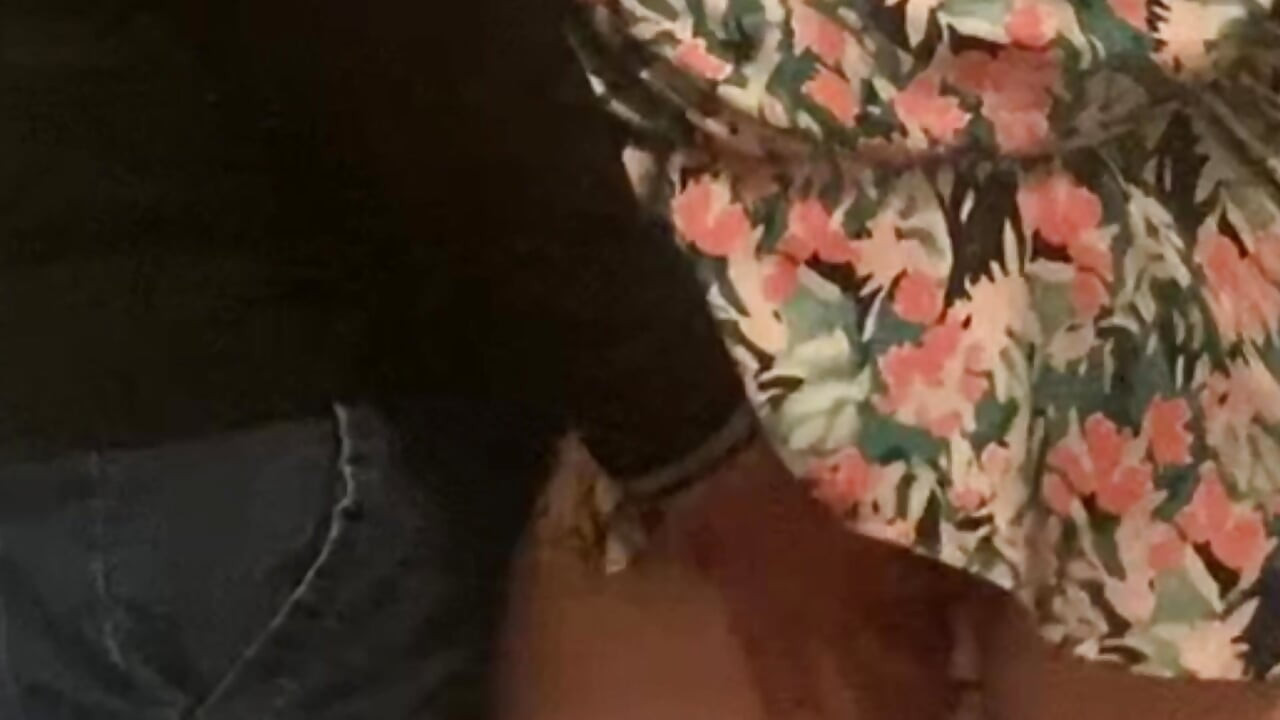 Dedo fodendo puta milf no metrô