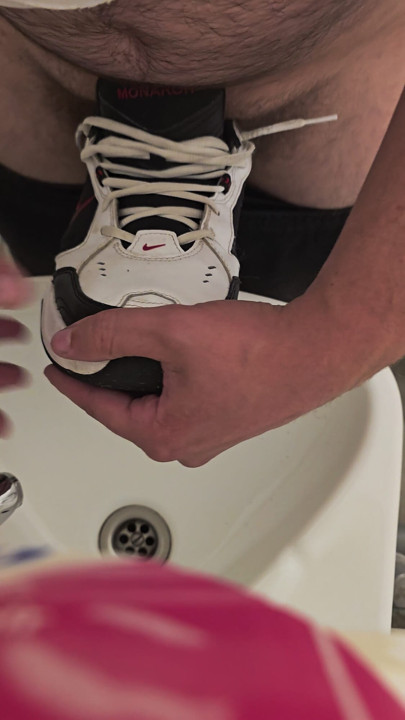 Φτύσε και γάμησε το Nike Air Monarch