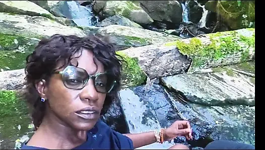 Милфе лижут ее киску и трахают у реки