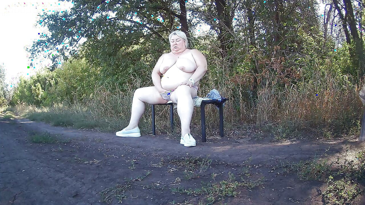 Svekrva u parku se skida i masturbira do orgazma na klupi