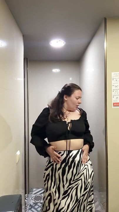 Masturbare în baia publică a unei femei albe cu cur perfect