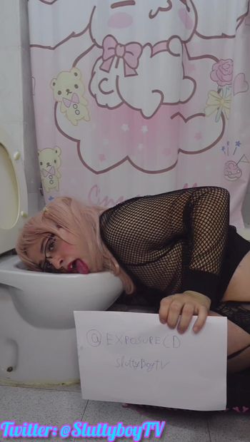 Little sissy whiteboy cleaning toilet with his mouth