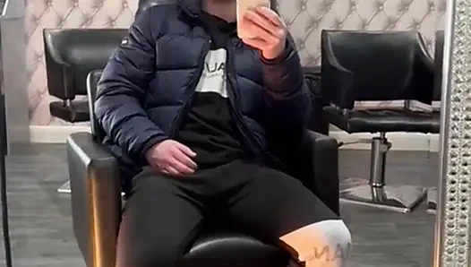 İri güzel kadın kuaförde oğlu arkadaşını emiyor ve sikiyor