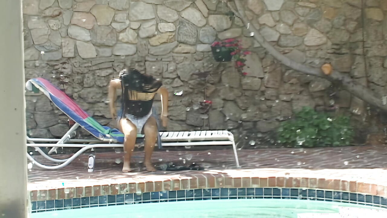 Teen cans potřebují šťávu, dvě sexy holky se hladí navzájem