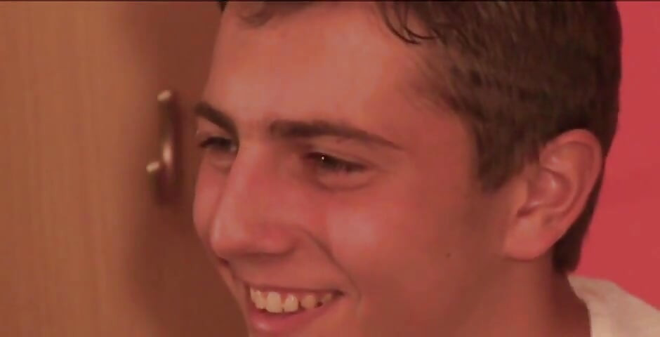 Versaute straßenjungen stehen für spaß ...